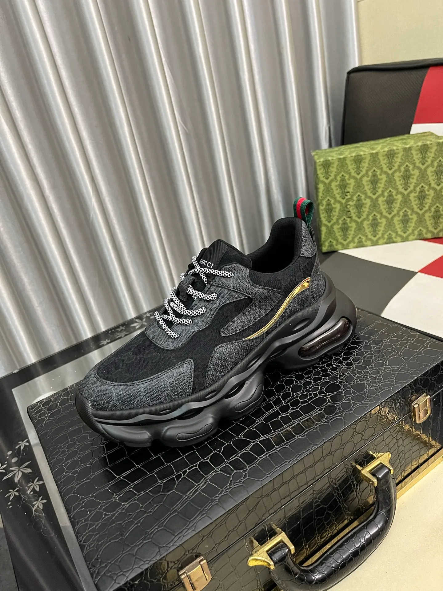 Men's shoes💰438⌚️⌚️[Gucci] Gucci's new men's genuine leather casual shoes, the highest version on the market, any comparison is welcome🆚! The original leather has excellent texture and is super high-end! Fetal sheep net lining imported from Italy, removable pad! Luxurious materials and fine workmanship, highly recommended! Code number: 38-444️⃣Colors available